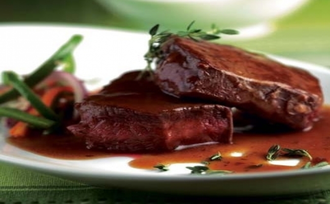 Lomo de res con vegetales salteados y salsa bordelesa
